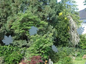 Außen angebrachte Aufkleber können den Vogelschlag verhindern (Foto: NABU/G.Maxam)